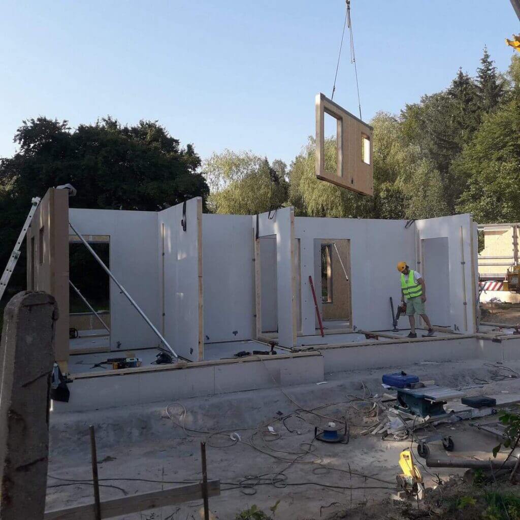 Zamówione w fabryce w Czarnkowie gotowe elementy, wyprodukowane zgodnie ze specyfikacją wykonawcy, zostały dostarczone na miejsce budowy, gdzie należało je zmontować