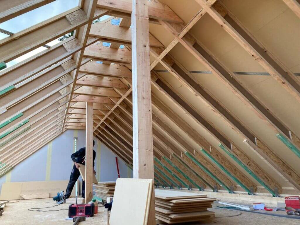 Konstrukcja stropu i dachu kancelarii zostały wykonane z belek dwuteowych STEICOjoist, belek z forniru klejonego warstwowo STEICOLVL oraz płyt dachowych STEICOuniversal.  