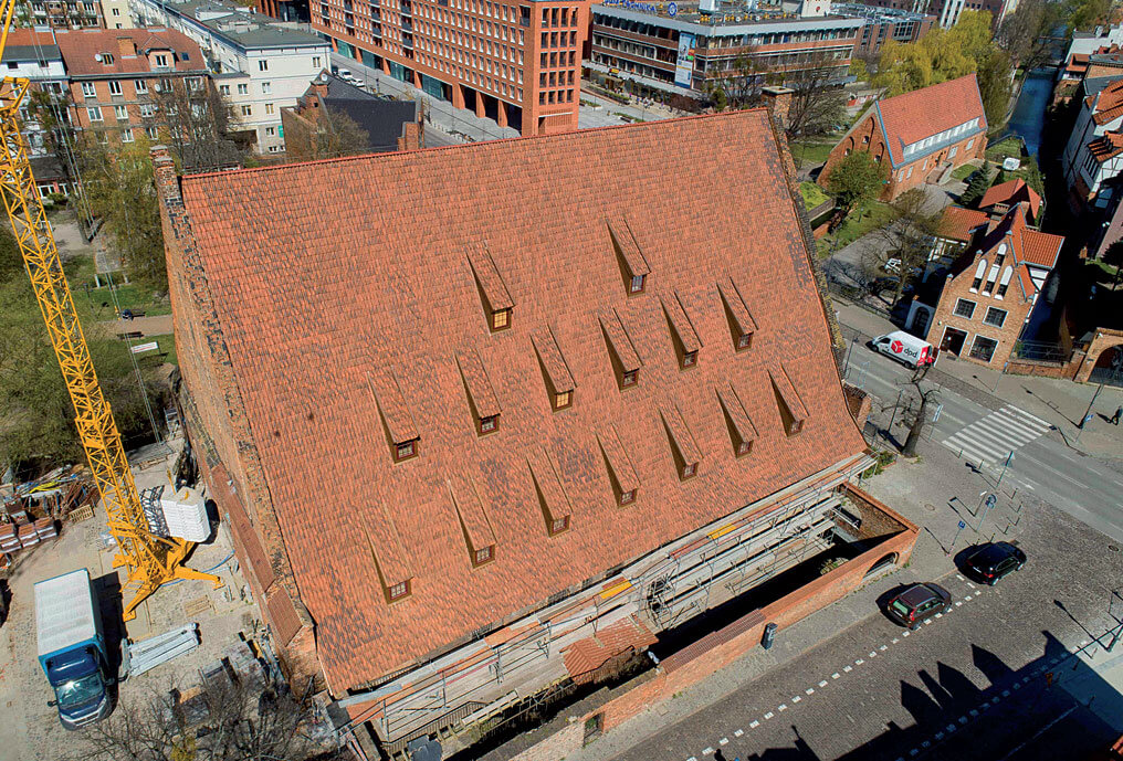 Renowacja zabytkowego młyna w Gdańsku dachówką mnich-mniszka SanMarco