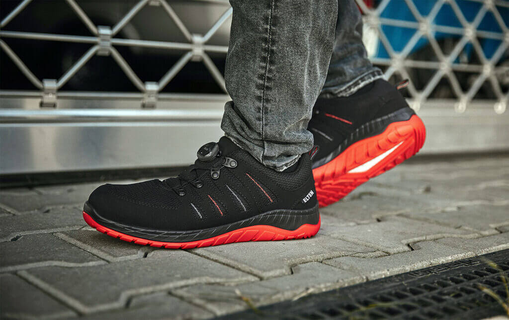 Fot. 2. Model „Maddox Boa® black-red” pozwala dekarzom na bezpieczne i wygodne wykonywanie pracy. Fot. © ELTEN GmbH.