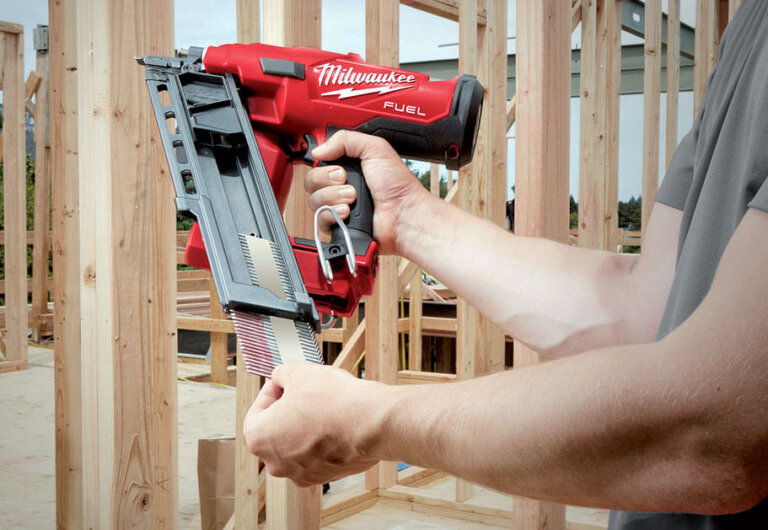Akumulatorowe gwoździarki MILWAUKEE® M18 dla dekarzy
