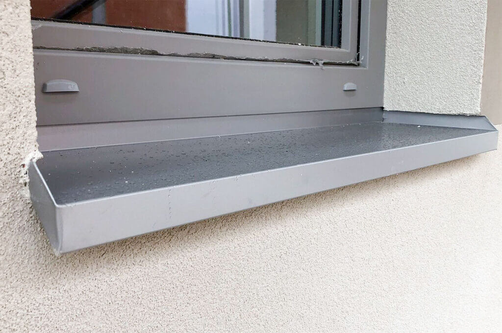 Parapet z zamkniętymi szczelnie bokami.