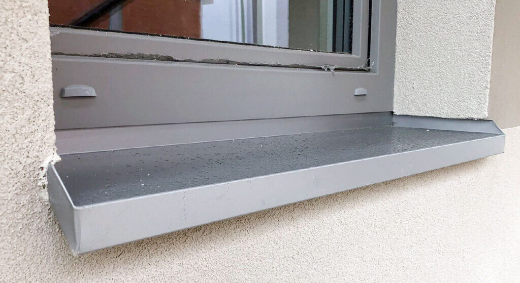 Parapet z zamkniętymi szczelnie bokami.