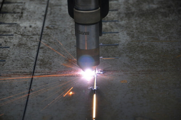 Cięcie plazmą – najlepszy sposób na obróbkę metali