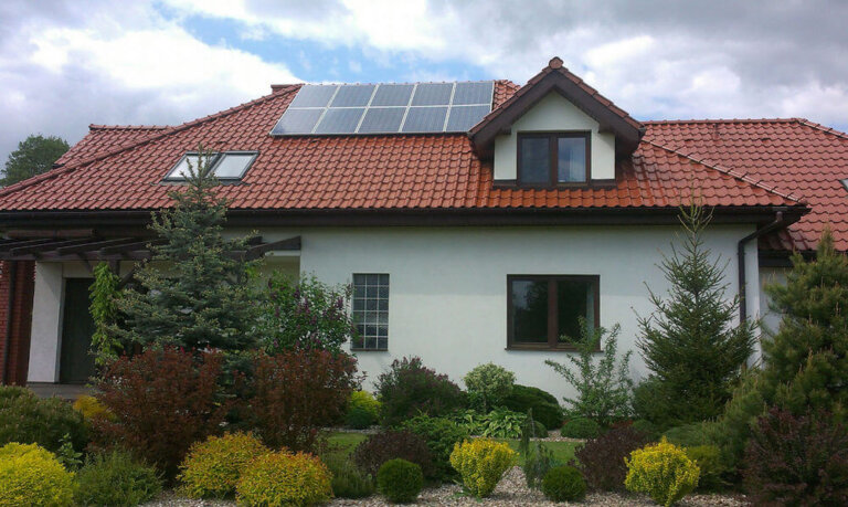 Czy instalacja paneli fotowoltaicznych jest opłacalna w domu jednorodzinnym?