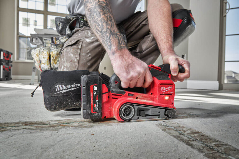 Bezprzewodowa szlifierka taśmowa MILWAUKEE M18 FBTS75-552X