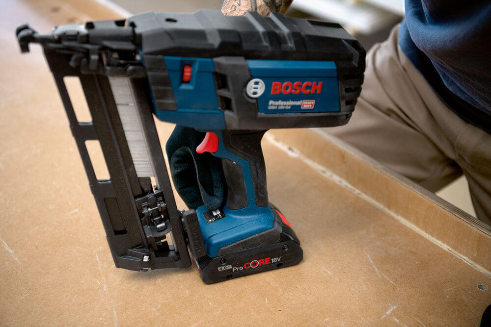 Akumulatorowa gwoździarka Bosch GNH 18V-64 z linii Heavy Duty