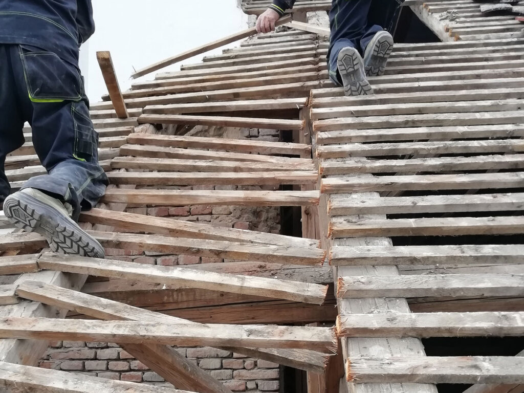 Ingerencja w więźbę dachową, dodanie nowych okien czy zmiana kubatury budynku uznawane są za przebudowę