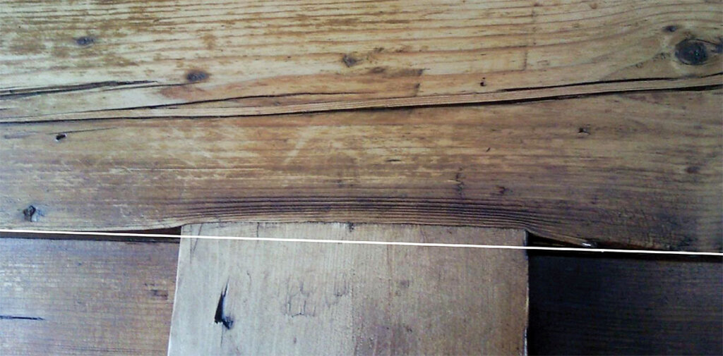 Zdj. 3. Poszerzenie pola docisku w kierunku włókien drewna – opis w tekście („LVL and glulam loaded perpendicular to grain” Hans J. Blass, zdjęcie Kreuzinger).