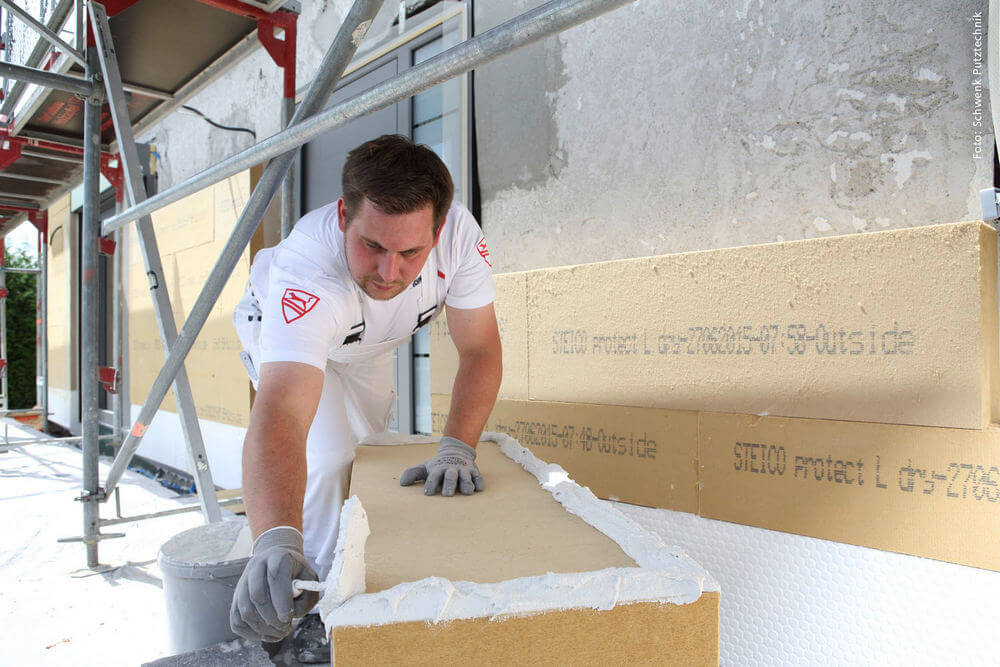 Płyty elewacyjne pod tynk STEICOprotect L dry mocuje się bezpośrednio do ściany murowanej za pomocą odpowiedniego kleju i kołków do izolacji. Nie wymagają zastosowania dodatkowej membrany.