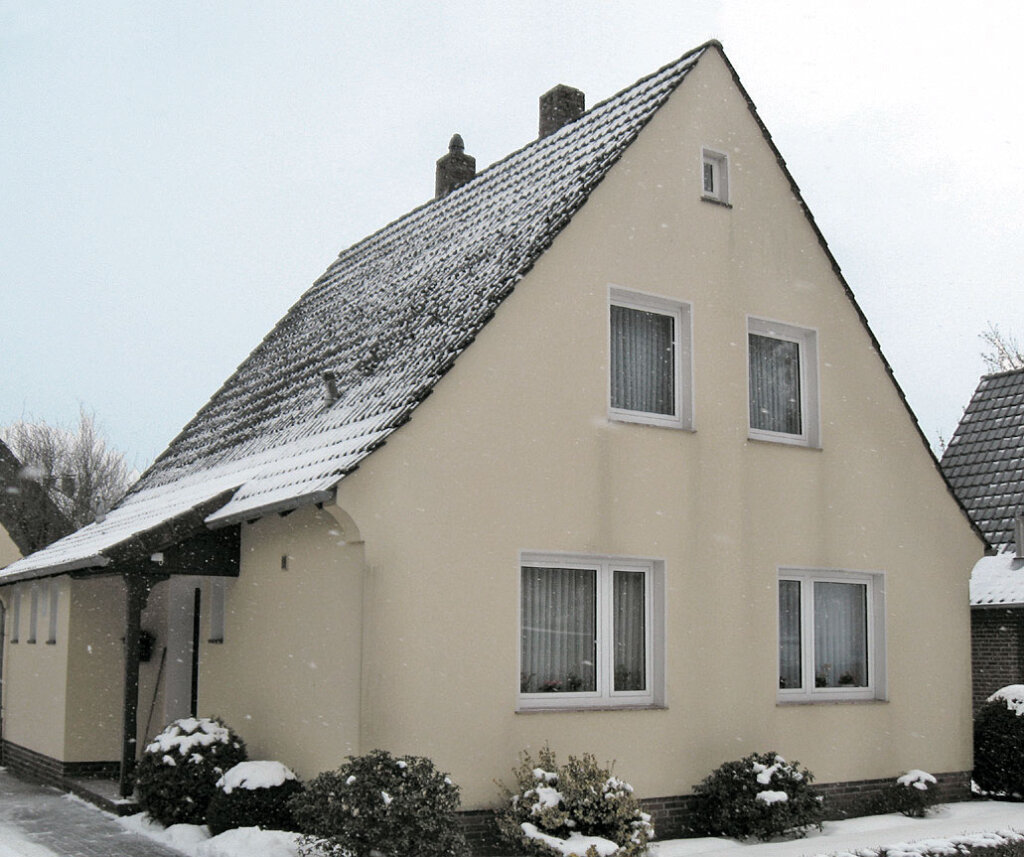 Śnieg na dachu z ceramiki