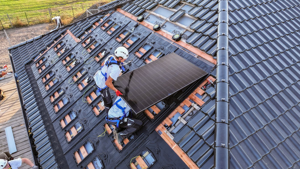 Zintegrowany system fotowoltaiczny VARIO to nowość w ofercie CREATON Polska. Cechuje się licznymi zaletami: doskonałymi parametrami technicznymi, elegancką estetyką, łatwością obsługi oraz ponadprzeciętną trwałością i żywotnością. 