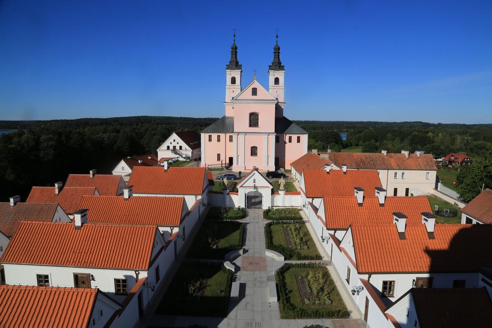 Renowacja pokrycia dachu Klasztoru w Wigrach dachówka Roben 