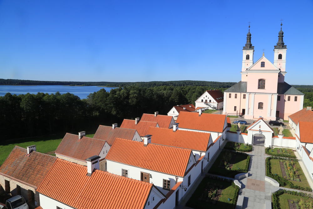 Renowacja pokrycia dachu Klasztoru w Wigrach dachówka Roben 