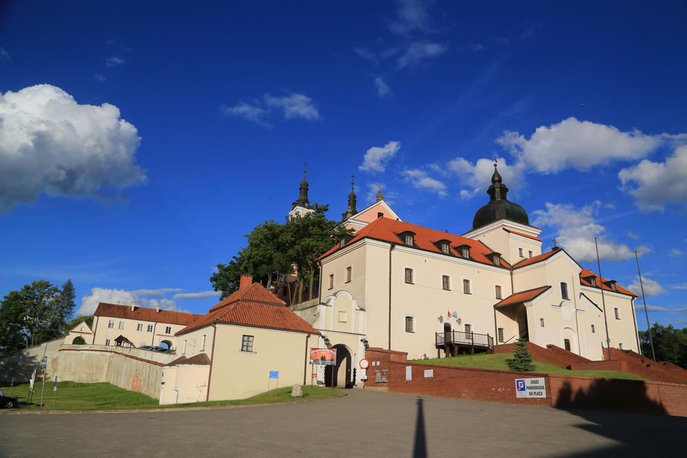 Renowacja pokrycia dachu Klasztoru w Wigrach dachówka Roben 