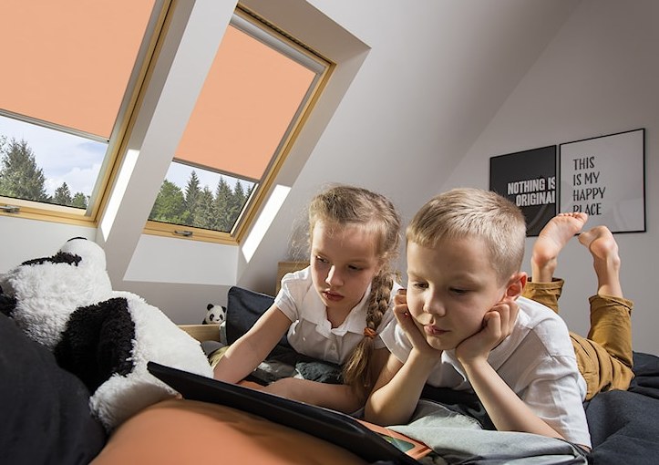 Roleta ARF od strony szyby posiada warstwę odbijającą promienie słoneczne dzięki temu ogranicza przegrzewanie pomieszczeń na poddaszu w lecie.