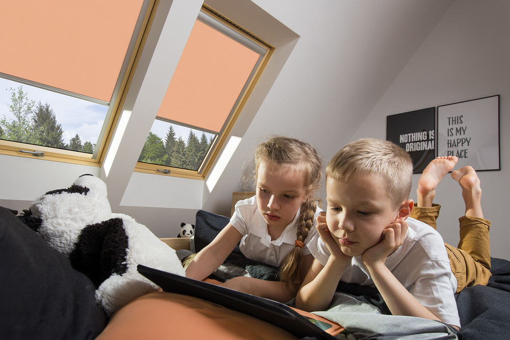 Zdjęcie 3. Roleta do okna dachowego w kolorze roku Instytutu Pantone 2024 zapewni oryginalny wystrój pomieszczenia.