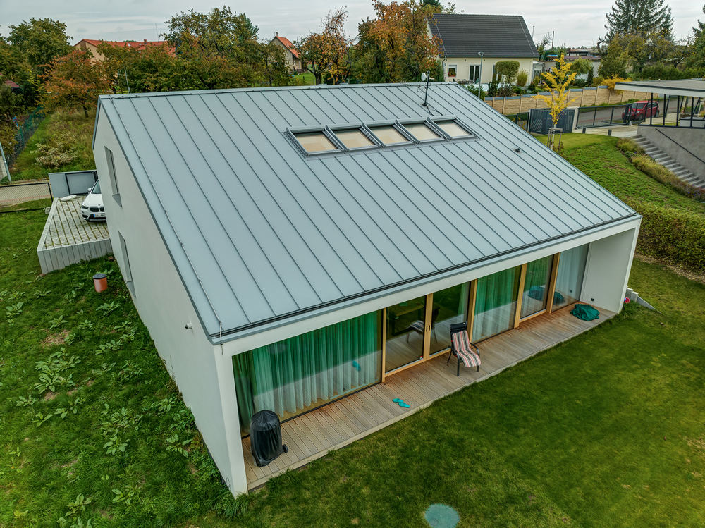 Zdjęcie 6. W obliczu rosnących kosztów ogrzewania, termomodernizacja jest sposobem na obniżenie rachunków. Wymiana stolarki na nową skutecznie może podnieść energooszczędność całego budynku