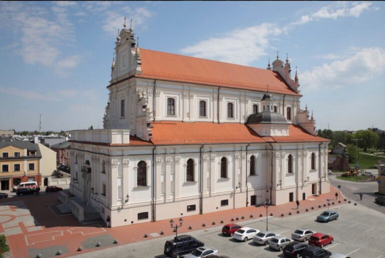 Zrekonstruowane fasady i szczyty kościoła zwieńczył ceramiczny dach pokryty czerwoną naturalną dachówką BORNHOLM firmy Röben