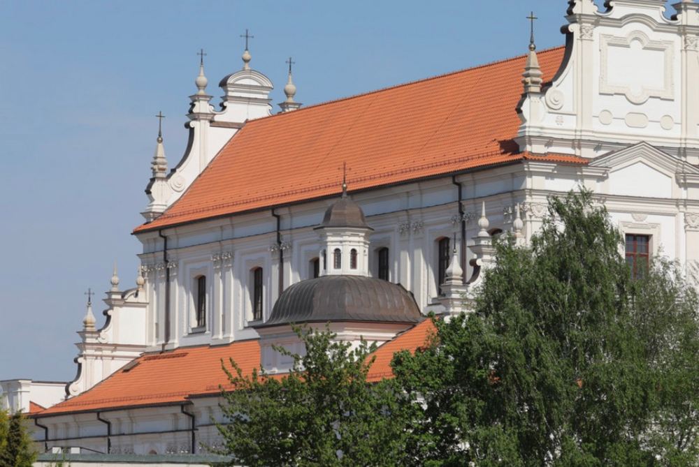 Zrekonstruowane fasady i szczyty kościoła zwieńczył ceramiczny dach pokryty czerwoną naturalną dachówką BORNHOLM firmy Röben