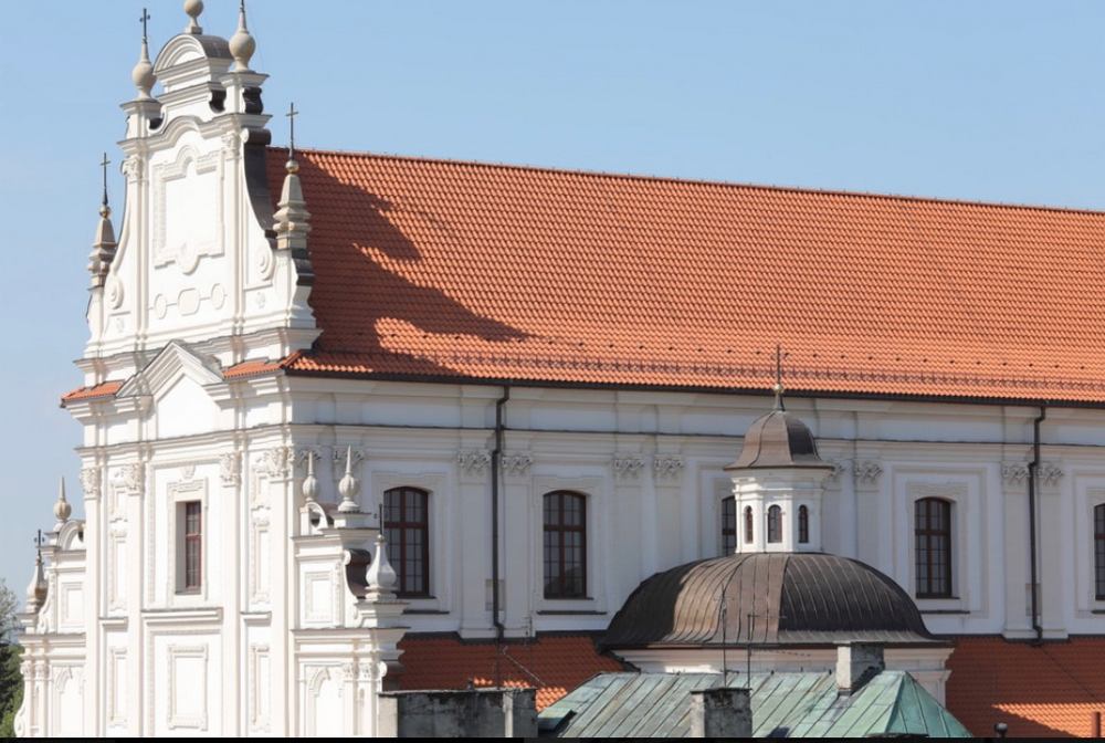 Zrekonstruowane fasady i szczyty kościoła zwieńczył ceramiczny dach pokryty czerwoną naturalną dachówką BORNHOLM firmy Röben