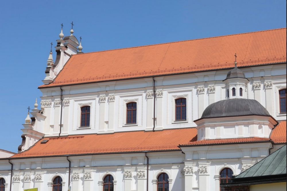 Zrekonstruowane fasady i szczyty kościoła zwieńczył ceramiczny dach pokryty czerwoną naturalną dachówką BORNHOLM firmy Röben
