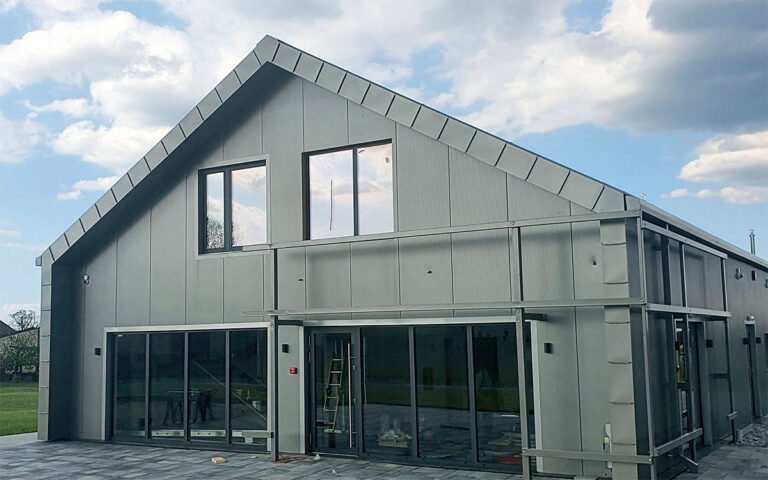 Gotowa wiatrownica dachowa z blachy na rąbek stojący