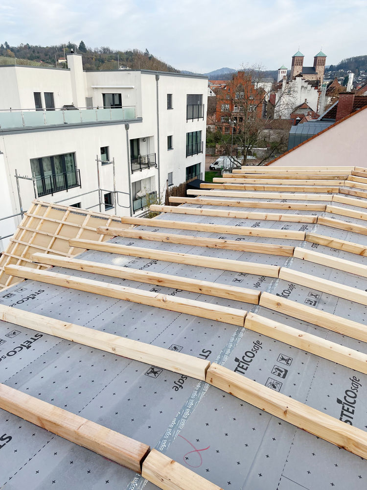 Płyty wstępnego krycia STEICOsafe jest montowana bezpośrednio na krokwiach i może być stosowana pod dachówki ceramiczne na dachu o kącie nachylenia już od 10 st.