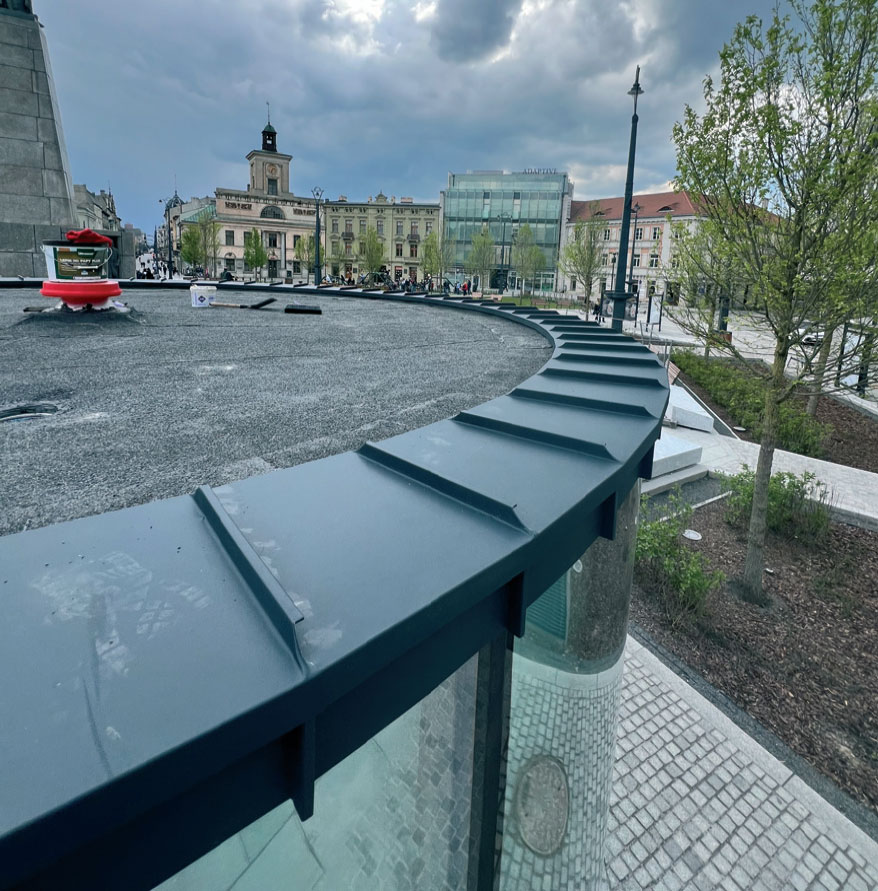 Okrągły dach muzeum z gotowych obróbek dekarskich Piastek