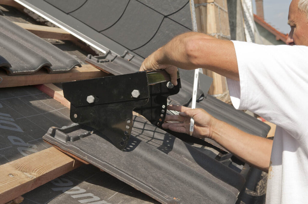 Profesjonalny i trwały dach. Nachylenie, konstrukcja więźby i mocowanie dachówek ceramicznych