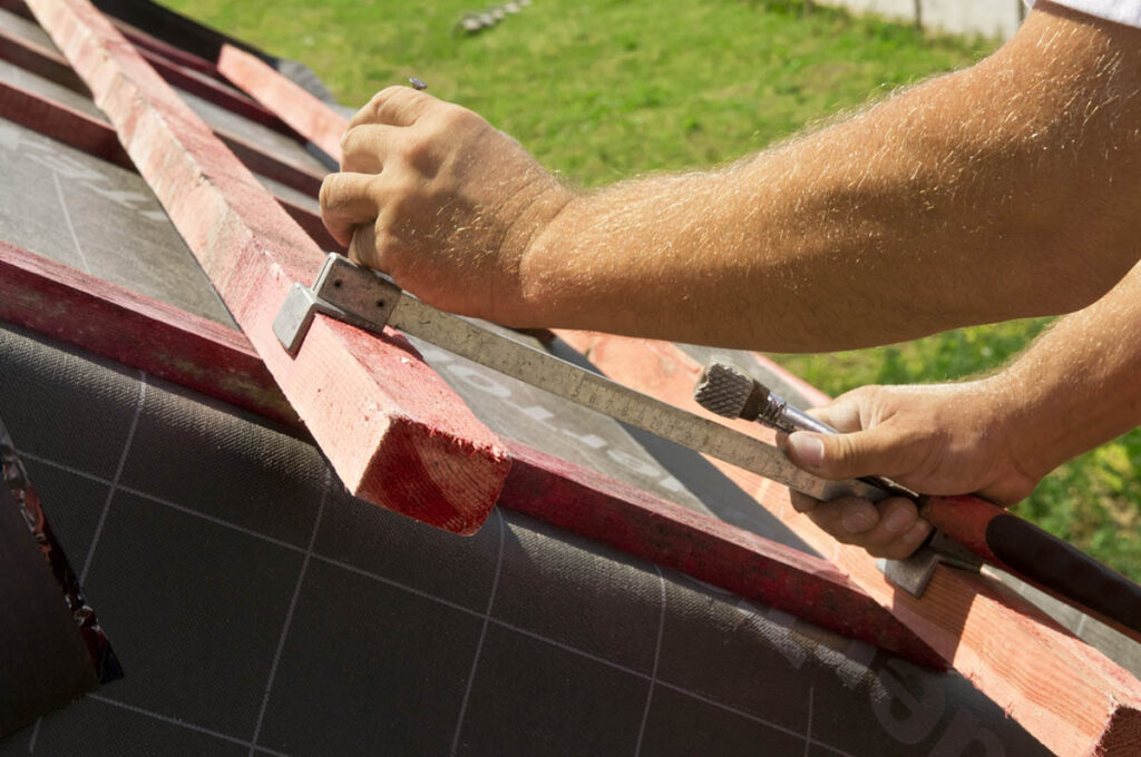 Profesjonalny i trwały dach. Nachylenie, konstrukcja więźby i mocowanie dachówek ceramicznych