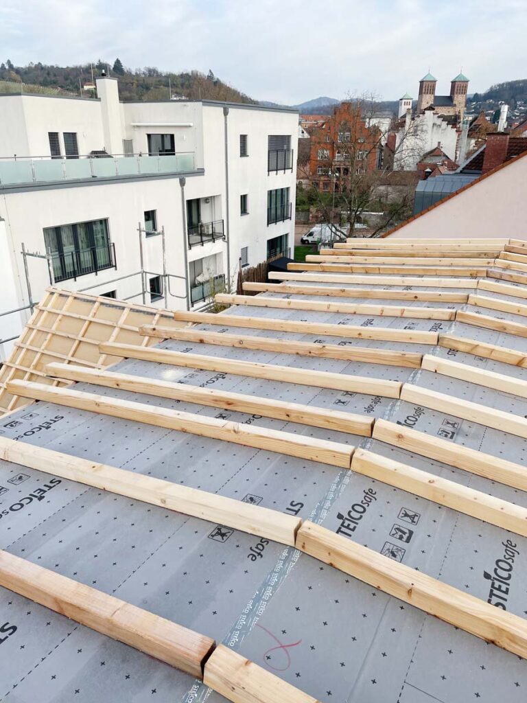 Płyta wstępnego krycia STEICOsafe jest montowana bezpośrednio na krokwiach i może być stosowana pod dachówki ceramiczne na dachu o kącie nachy lenia już od 10 st. Fot. STEICO.