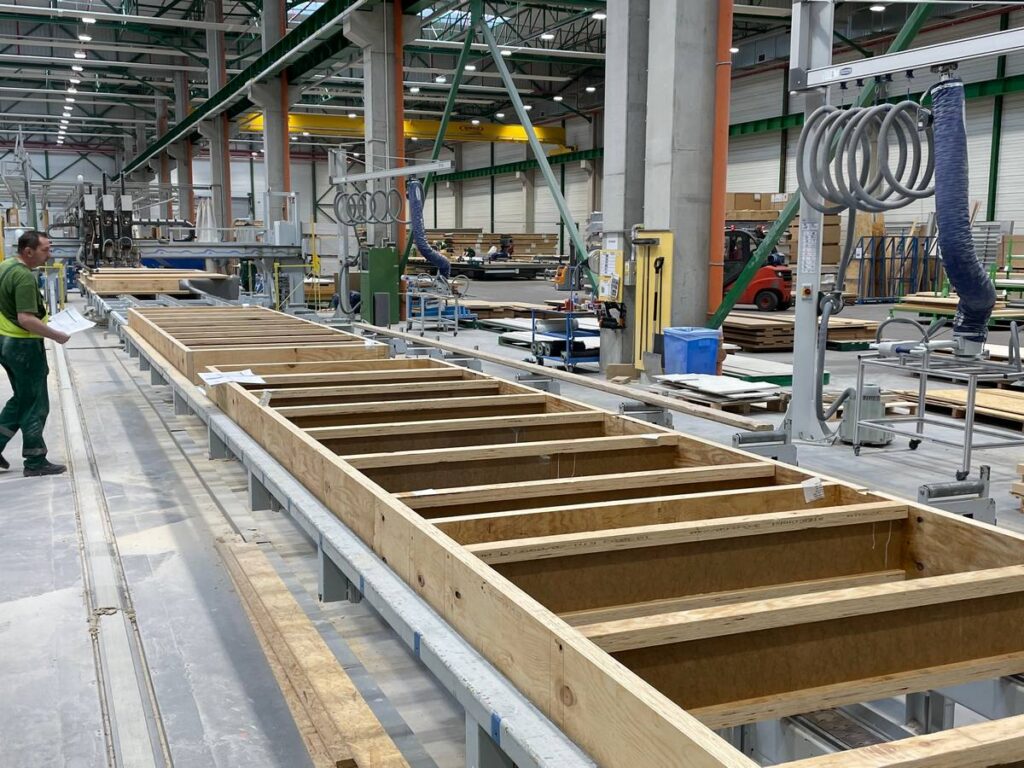 Nadzór w warunkach fabrycznych nad każdym z etapów produkcji pozwala wyeliminować błędy, których trudno uniknąć na budowie. Prefabrykując ograniczamy również zużycie materiału i eliminujemy odpady. 