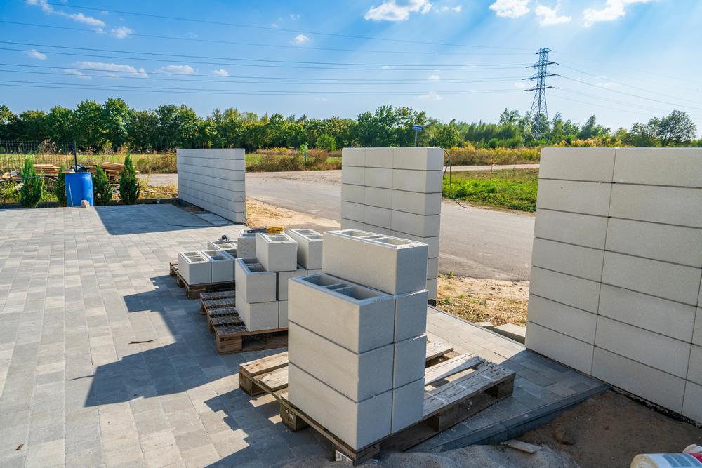 Budowa ogrodzenia z bloczków betonowych