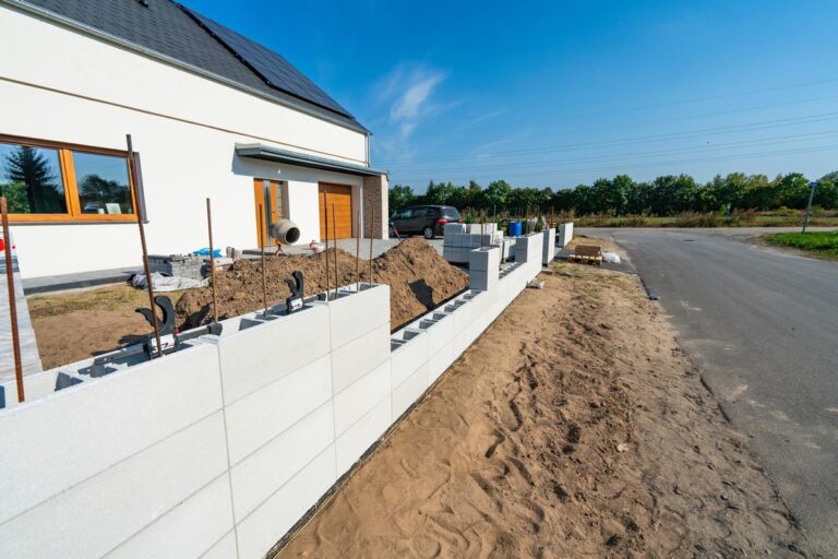 Budowa ogrodzenia z bloczków betonowych