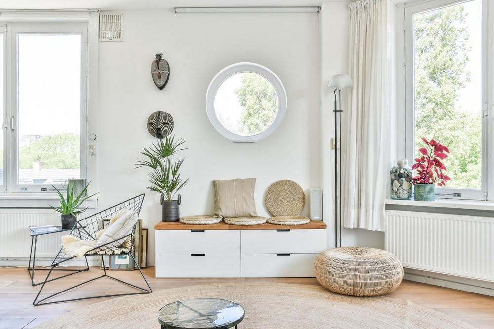 przytulny-salon-jasne-wnetrze-boho-styl-dekoracje-naturalne