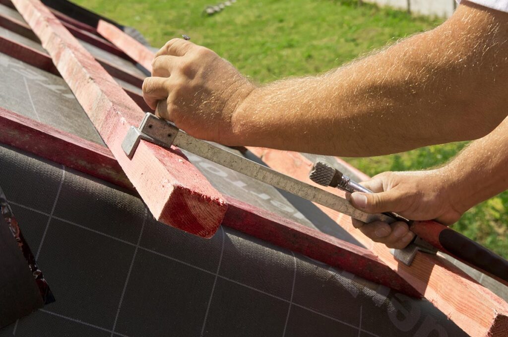 Profesjonalny montaż dachówek ceramicznych w różnych strefach wiatrowych