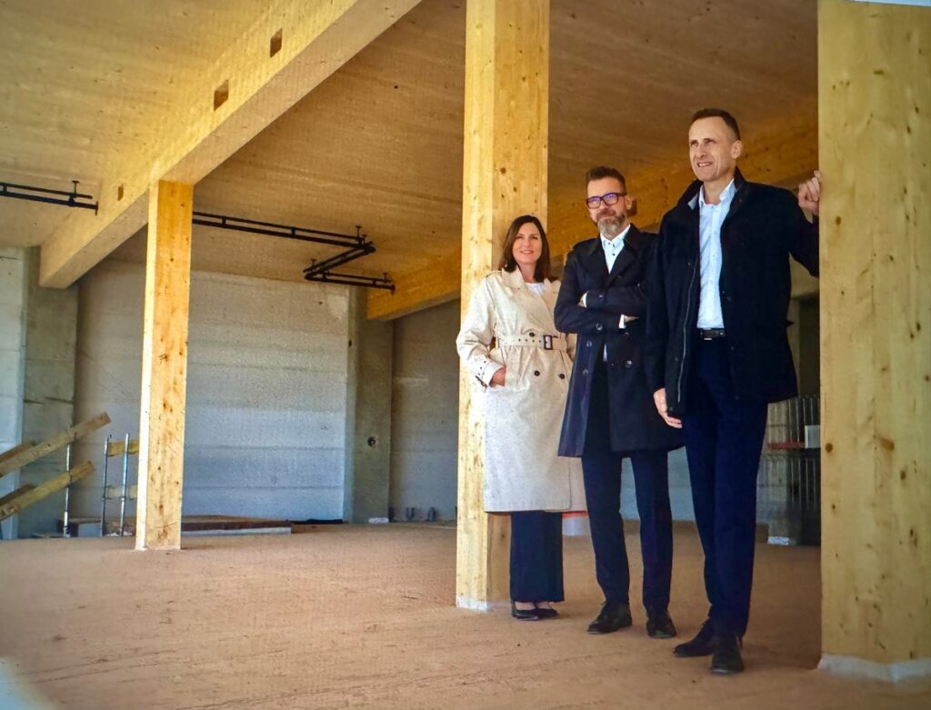 Od lewej Joanna Leimann- Dyrektor Generlany, CFO, Członek Zarządu HOMAG Polska, Michał Piłat- Dyrektor Generalny,CSO,Członek Zarządu, Maciej Stajewski, Dyrektor Generlany CEO, prezes Zarządu HOMAG Polska