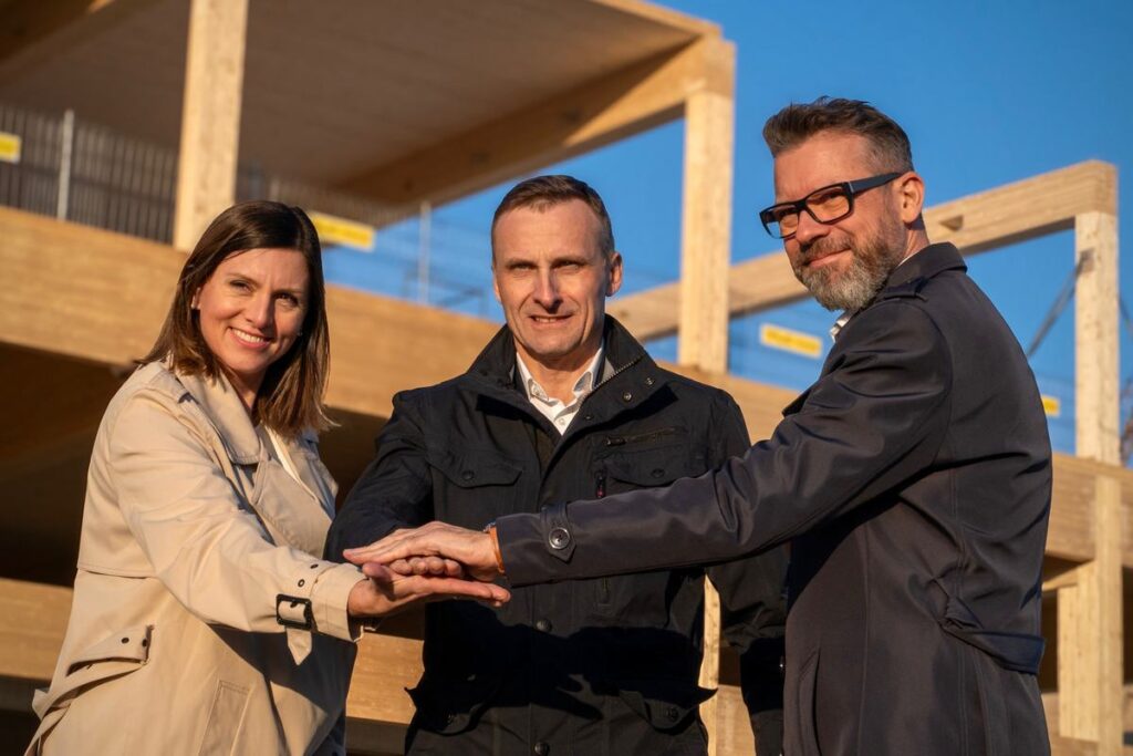  Od lewej Joanna Leimann- Dyrektor Generlany, CFO, Członek Zarządu HOMAG Polska, Maciej Stajewski, Dyrektor Generlany CEO, prezes Zarządu HOMAG Polska, Michał Piłat- Dyrektor Generalny, CSO, Członek Zarządu