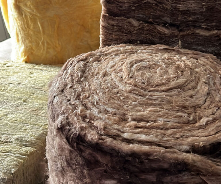 Wełna mineralna w rolce. Wełna na poddasze a wilgoć – jak uniknąć zawilgocenia?