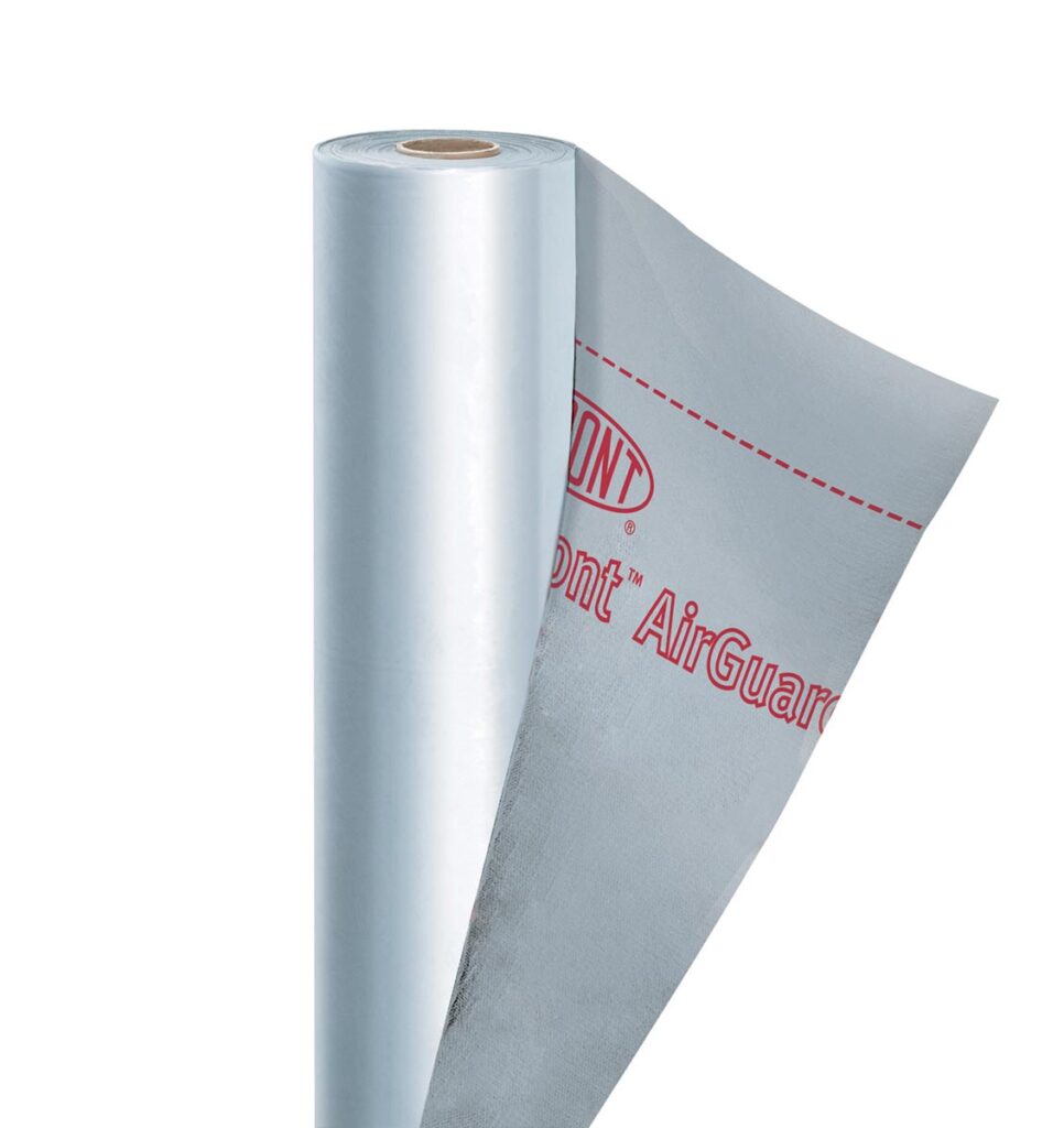 Tyvek® AirGuard® Reflective – paroizolacja z warstwą aluminiową, która oprócz szczelności powietrznej odbija nawet 95% promieniowania cieplnego, znacząco poprawiając bilans energetyczny budynku.